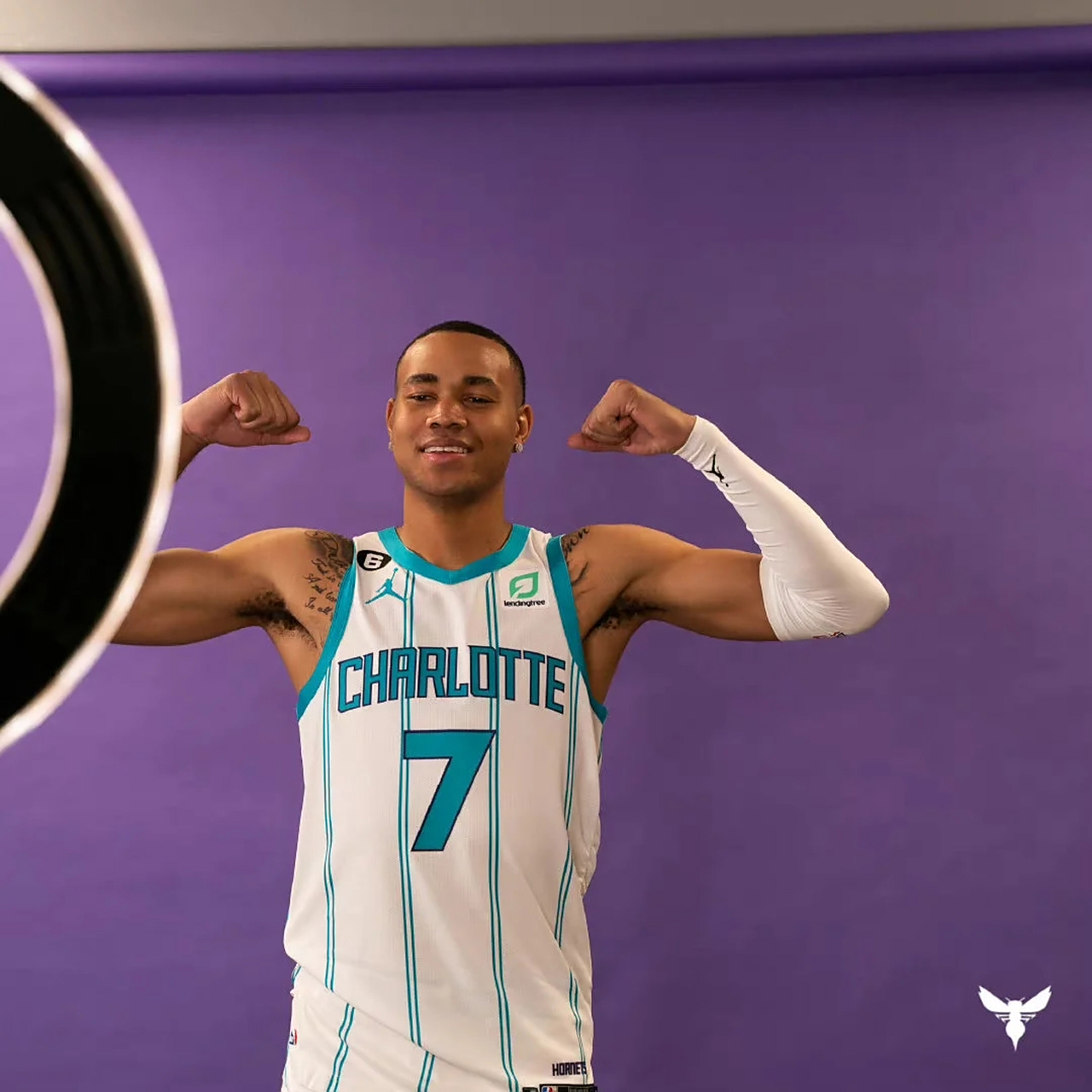 开云官网在线 -关键时刻夏洛特黄蜂强势反弹——足总杯节点到来，更衣室稳定，团队化学反应显著的简单介绍