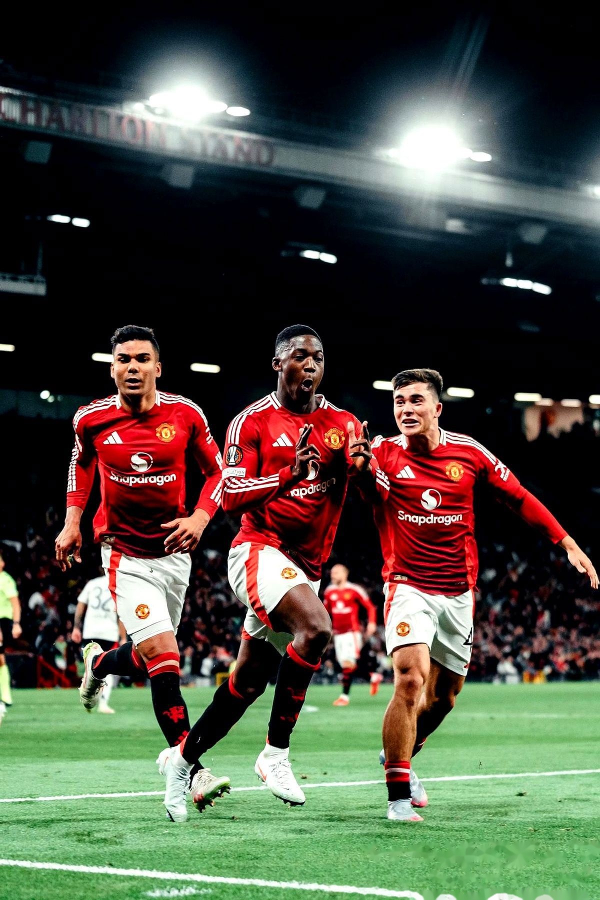 包含清晨体能课后，曼联战术微调备战西甲，悬念犹存，年轻球员得到机会的词条