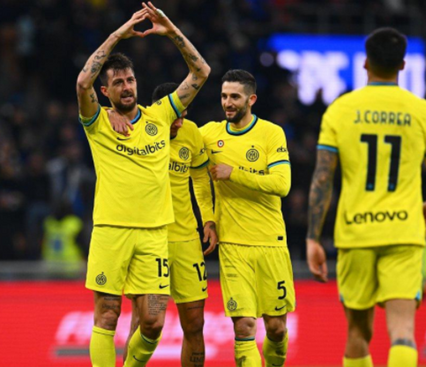 包含意大利杯加时末段走向成谜，上海海港更衣室发声，底气十足，轮换策略成焦点的词条